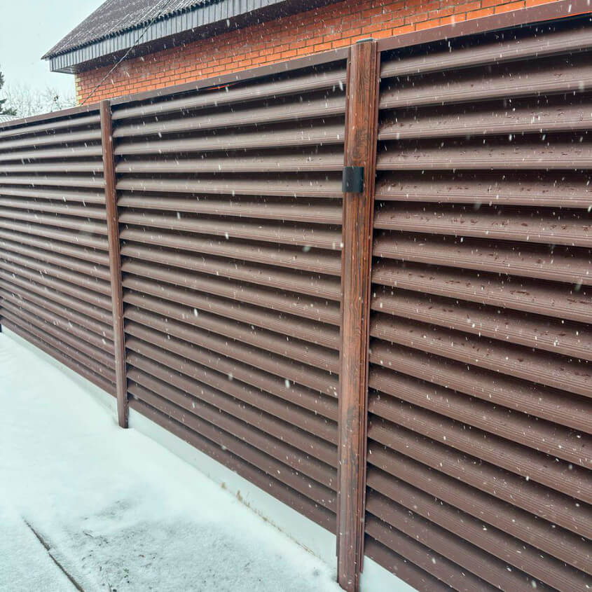 Фото 2 Забор еврожалюзи RAL8017 МАТТЕ Шоколад с подсветкой