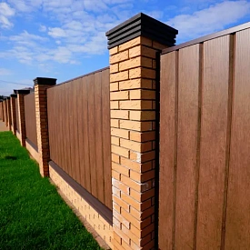 Колпак Bona Хай-Тек Коричневый на заборе из металлосайдинга Евро-Брус